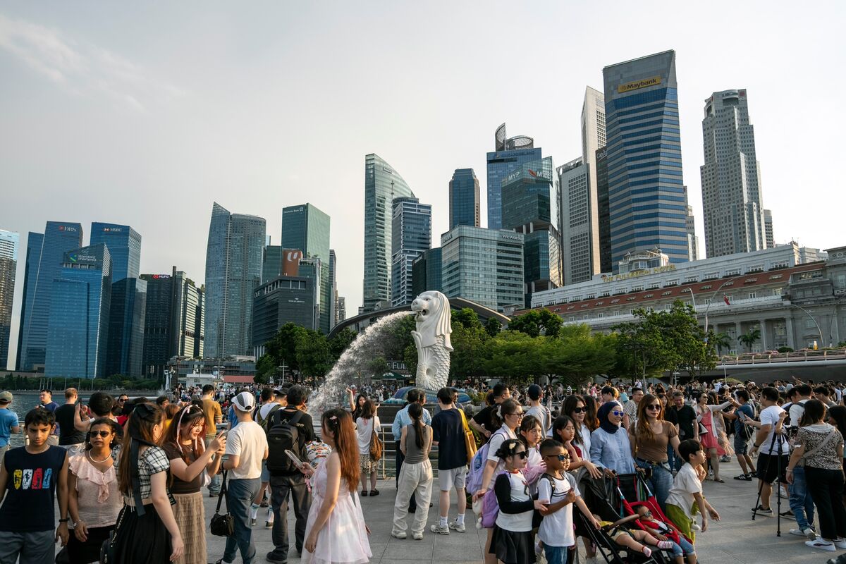Các nhà kinh tế cắt giảm dự báo tăng trưởng GDP, CPI của Singapore do thuế quan
