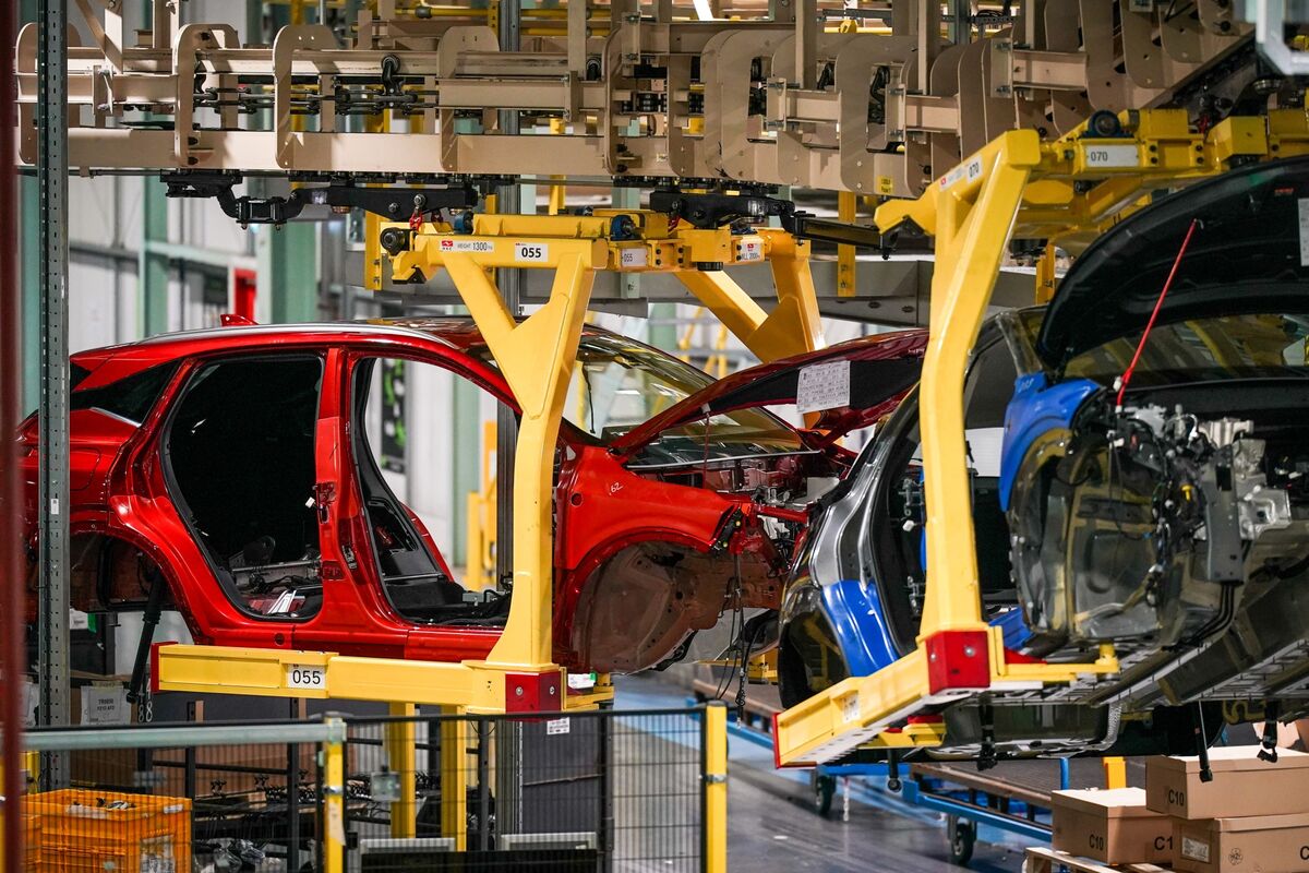 Sản xuất ô tô tại Anh giảm xuống mức thấp nhất kể từ năm 1956 sau khi JLR đóng cửa