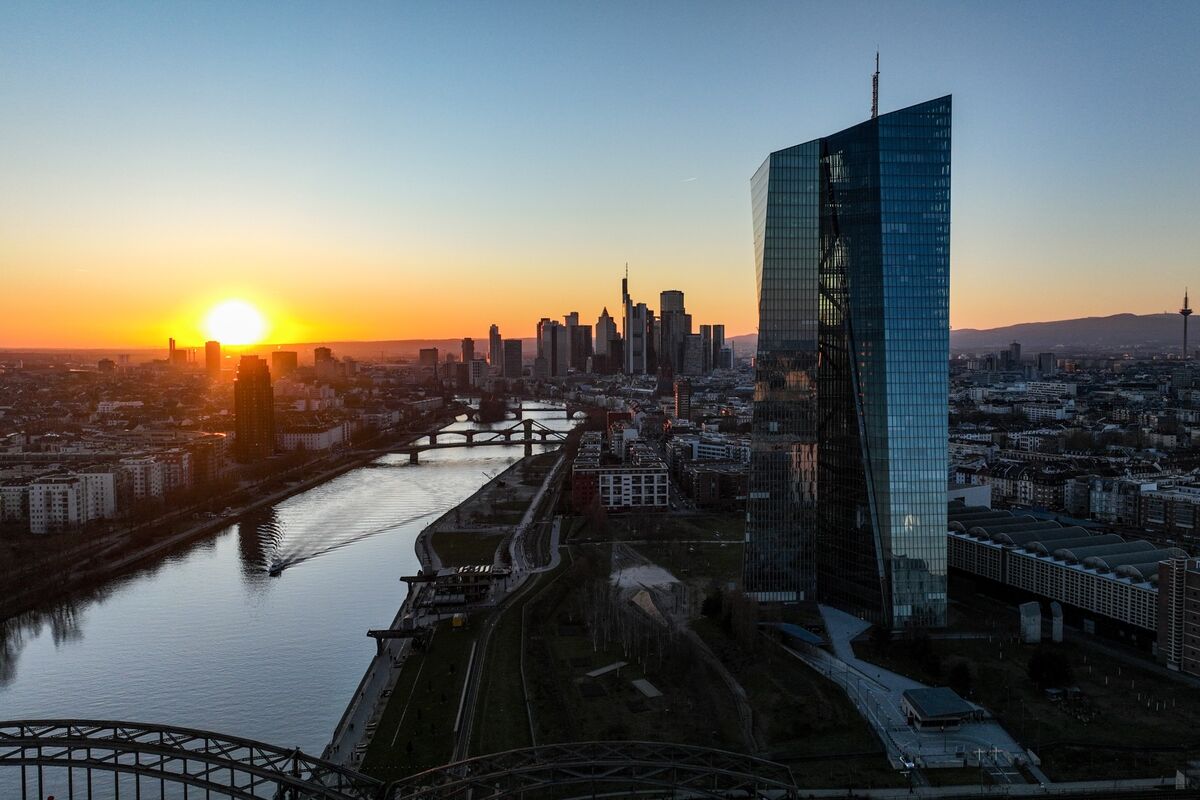 ECB dự kiến giữ nguyên lãi suất khi các quan chức đánh giá rủi ro lạm phát từ chiến tranh Iran