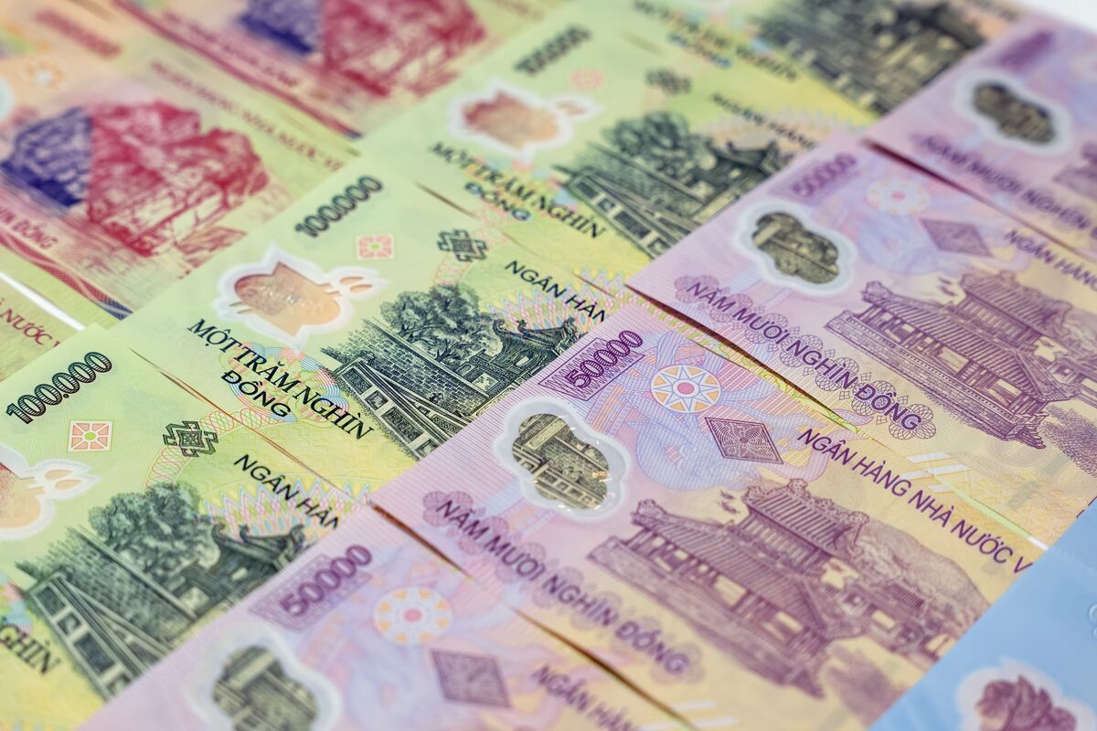 Dòng vốn rút khỏi cổ phiếu Việt Nam giảm nhờ đồng tiền phục hồi và kỳ vọng tăng trưởng