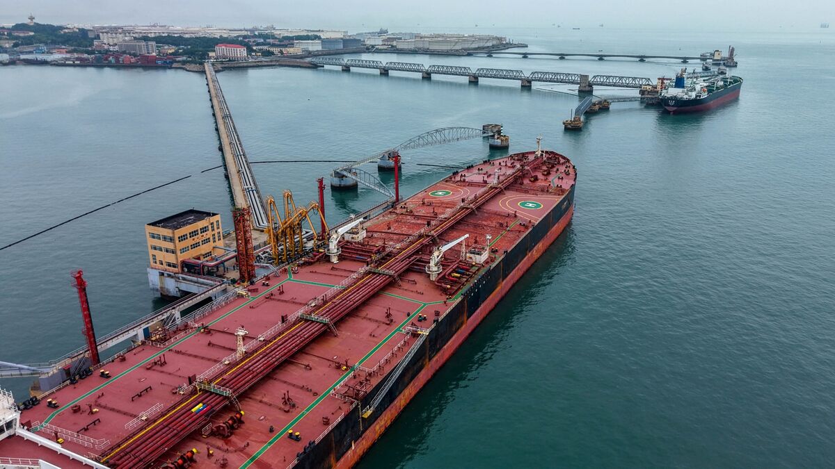 Nhập khẩu dầu thô của Trung Quốc dự kiến phục hồi trong tháng 7 sau khi chạm đáy hơn một thập kỷ