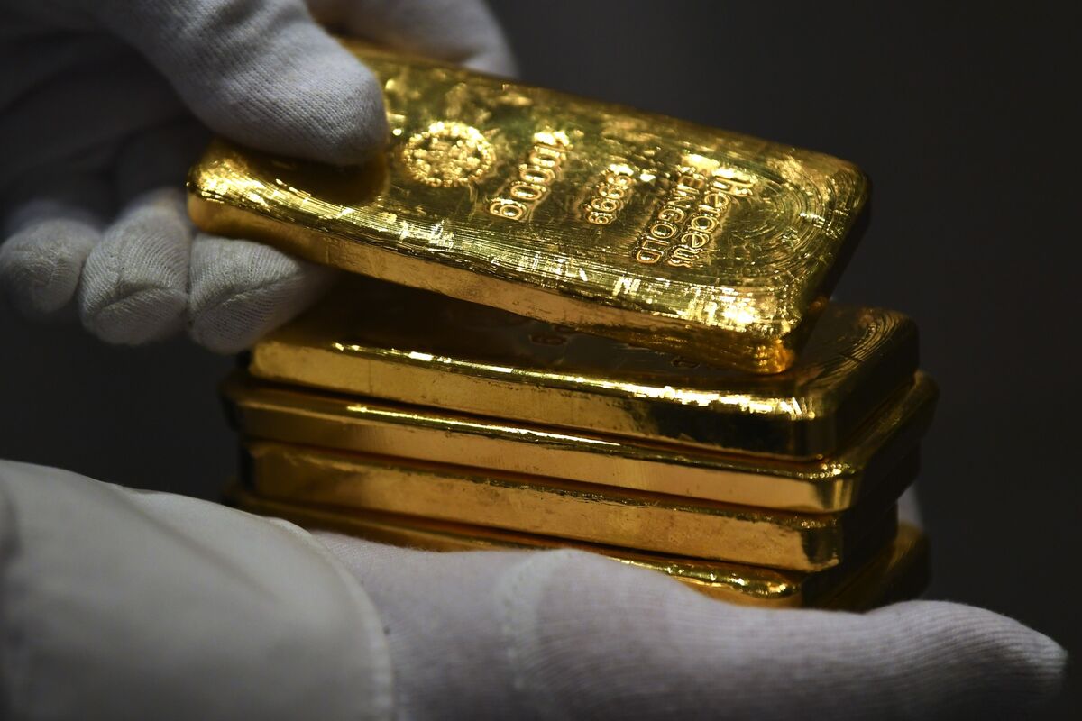 Giá vàng điều chỉnh xuống dưới 4,300 USD/oz khi thị trường chờ đợi dữ liệu NFP