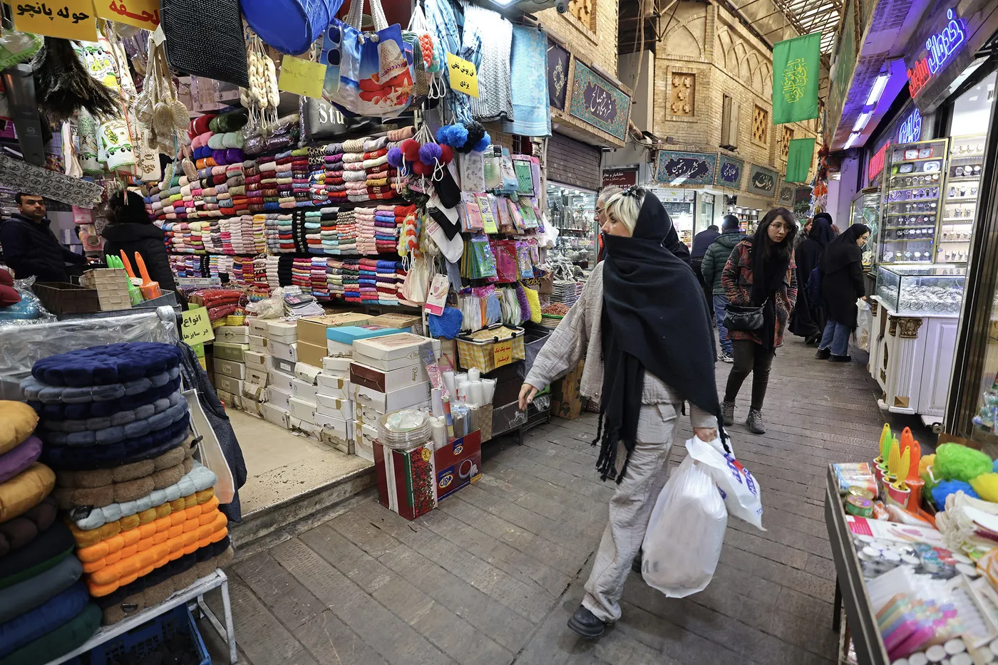 Vì sao cuộc chiến của ông Trump vẫn chưa làm kinh tế Iran sụp đổ?