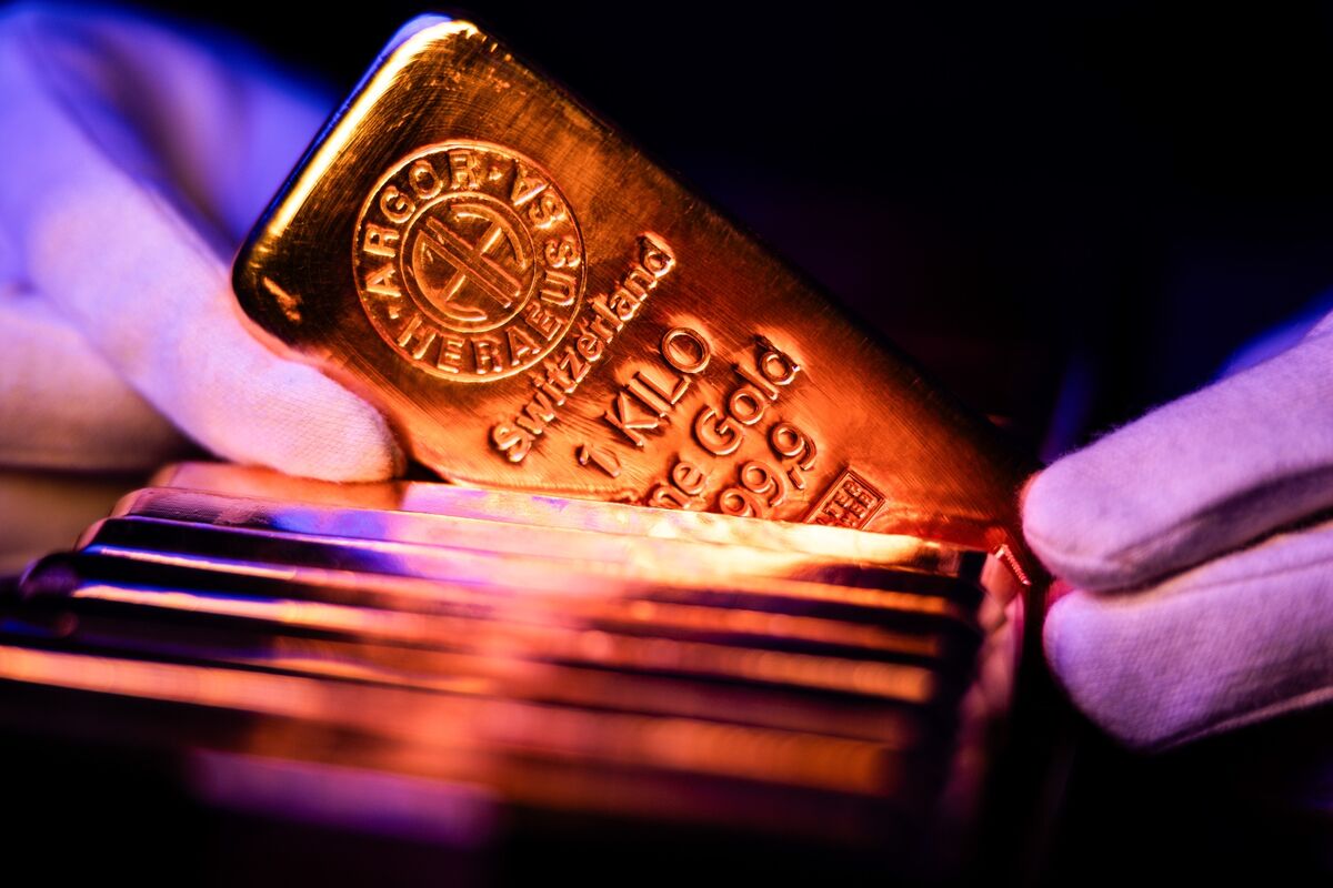 Giá vàng vượt mốc 5,000 USD/oz lần đầu tiên trong lịch sử