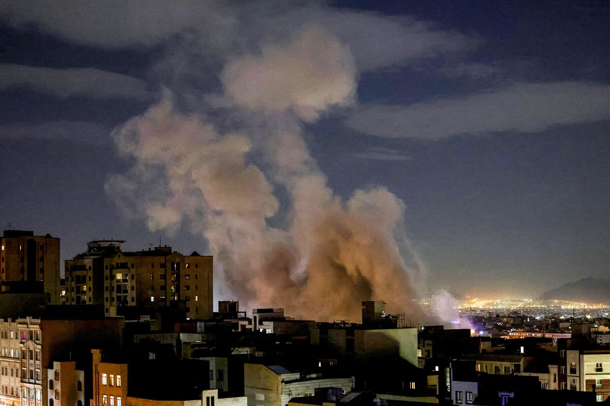 Cập nhật thị trường đầu ngày: Chứng khoán châu Á giảm, dầu tăng vọt do căng thẳng Iran