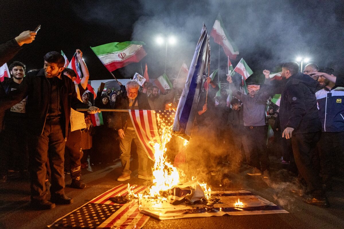 Iran tiếp tục tấn công vào Israel và các nước Ả Rập, Trump tuyên bố Mỹ sẽ sớm kết thúc chiến tranh