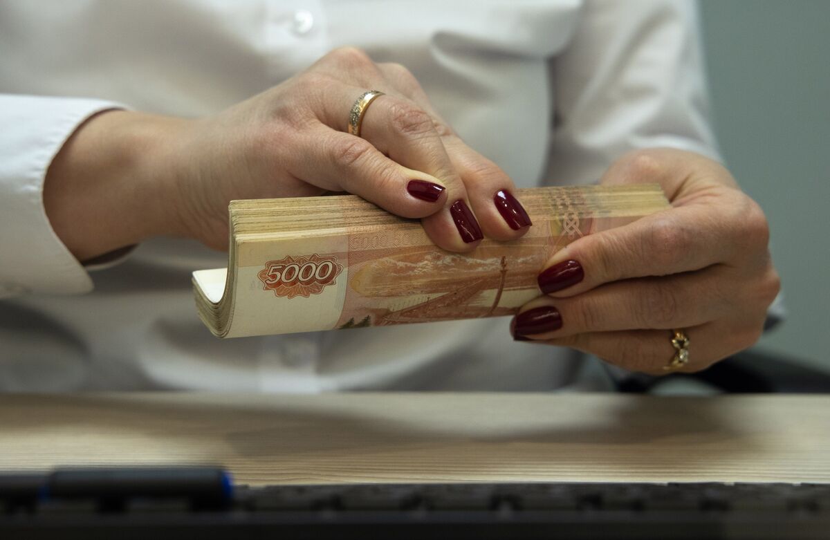 Dòng tiền ngoại tệ vào Nga giảm khi giao dịch chuyển sang đồng Ruble