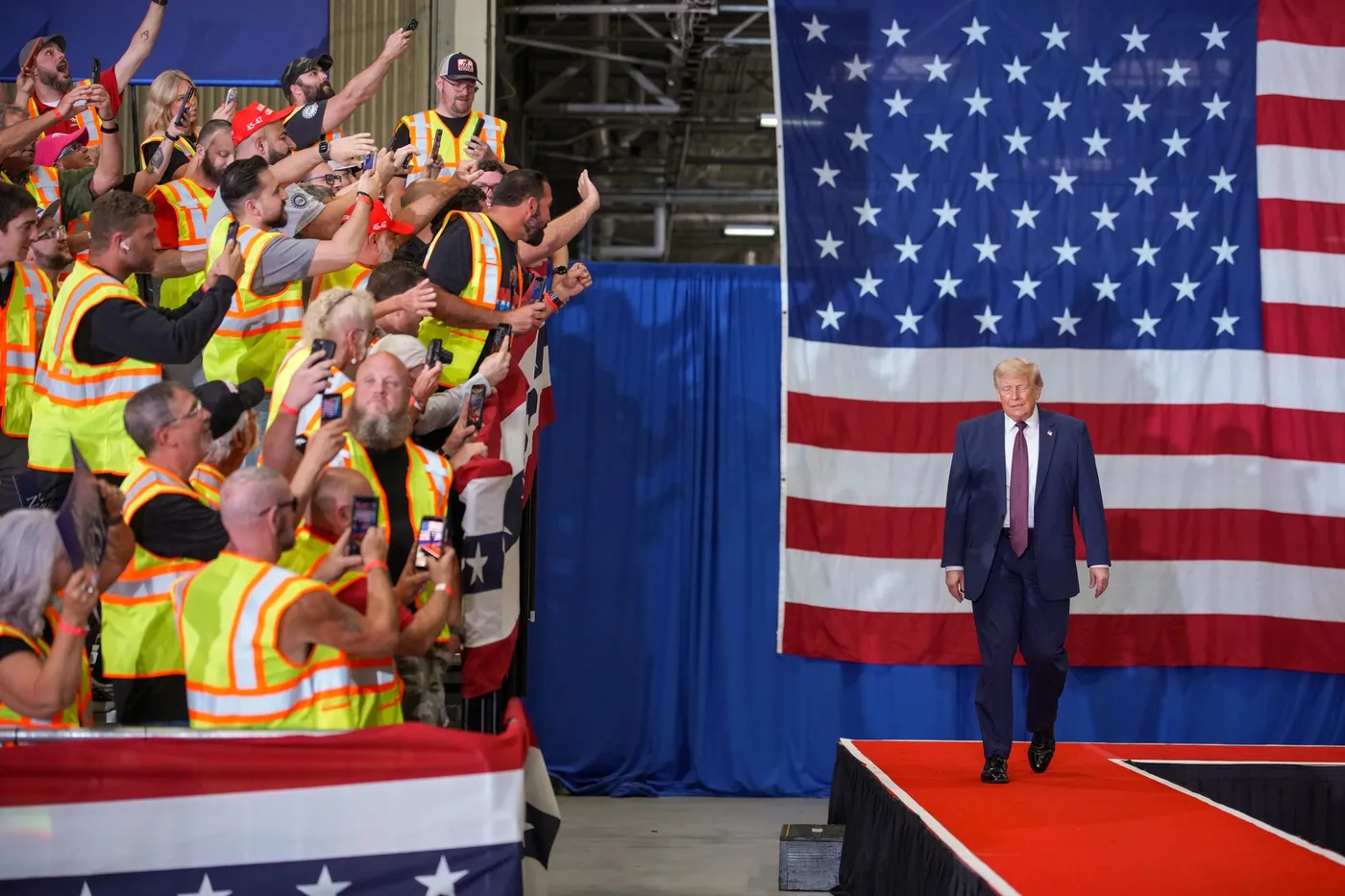 Trump cam kết kinh tế Mỹ sẽ phục hồi khi tác động từ cú sốc giá năng lượng do xung đột Iran vẫn lan rộng