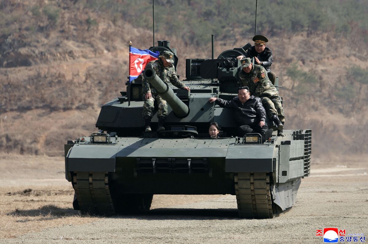 Lãnh đạo Triều Tiên Kim Jong Un công bố xe tăng mới để chống lại tên lửa và máy bay không người lái