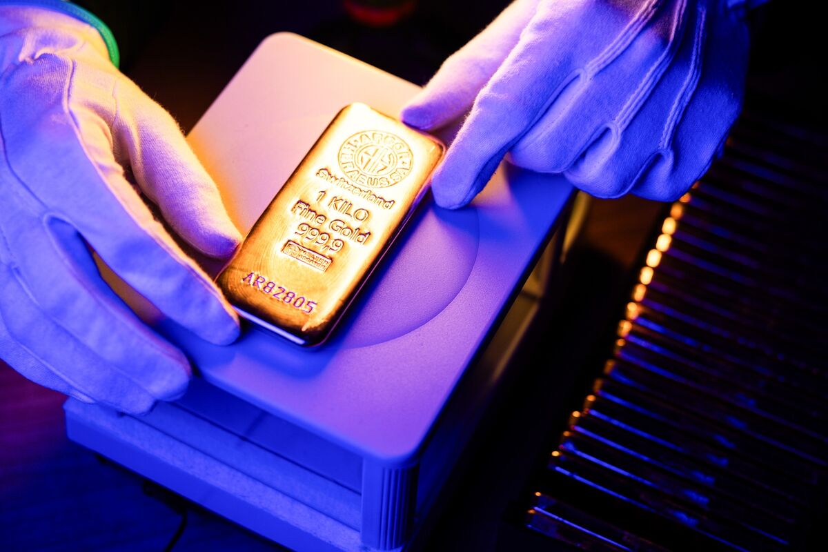 Giá vàng phục hồi nhẹ, nhà đầu tư có dấu hiệu tham gia bắt đáy ở 4,800 USD/oz