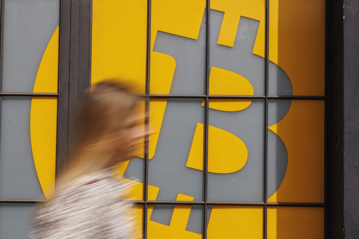 Bitcoin giảm xuống dưới 86,000 USD vào ngày đầu tiên của tháng 12