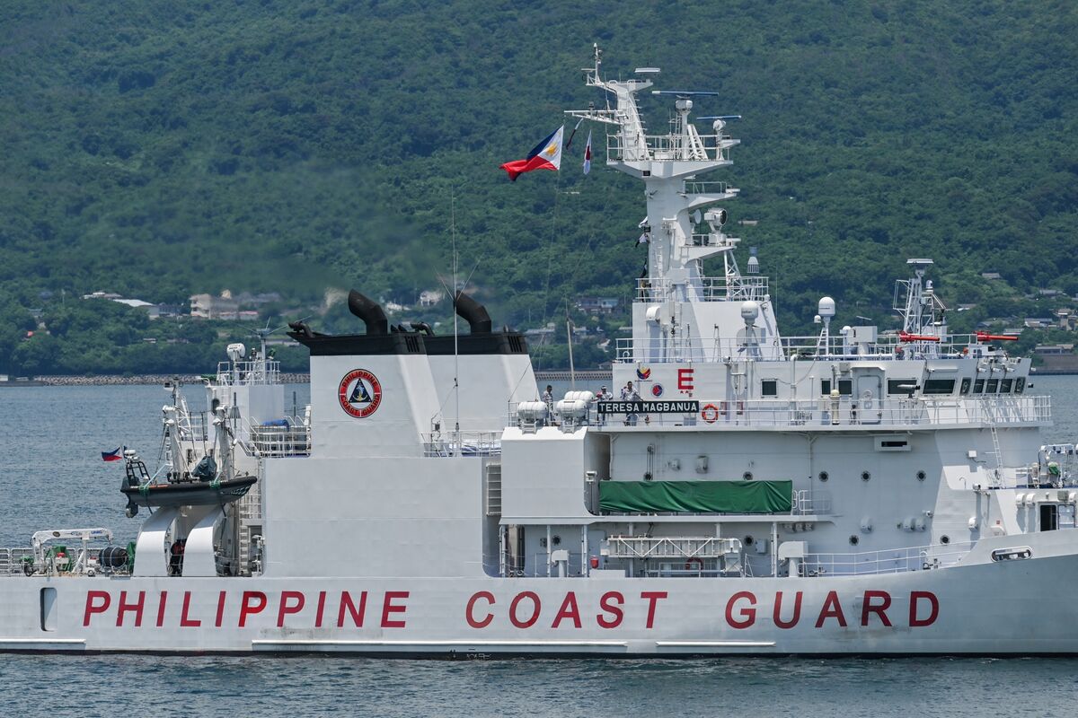 Lực lượng bảo vệ bờ biển Trung Quốc nhắm vào các tàu Philippines gần bãi cạn tranh chấp
