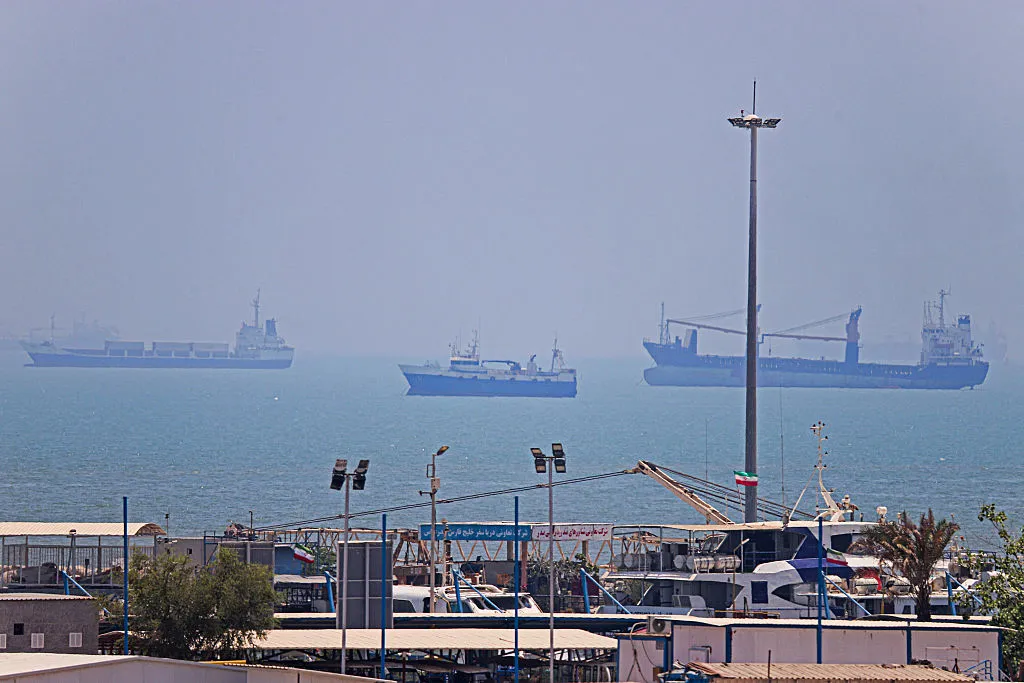 Lưu lượng qua eo biển Hormuz giảm trở lại khi chủ tàu vẫn thận trọng về an ninh