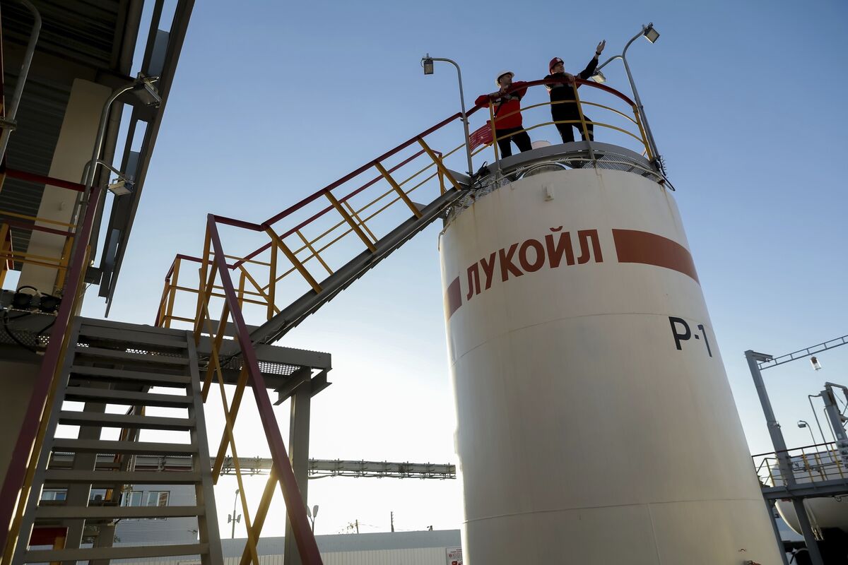 Ukraine tuyên bố tấn công bằng máy bay không người lái vào nhà máy lọc dầu Lukoil ở Nga