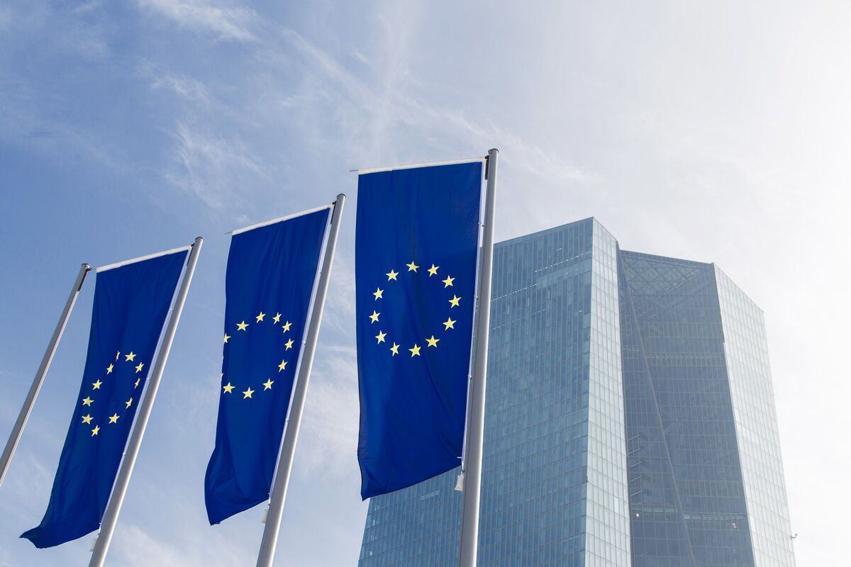 ECB được dự báo sẽ giữ nguyên lãi suất ít nhất đến cuối năm sau