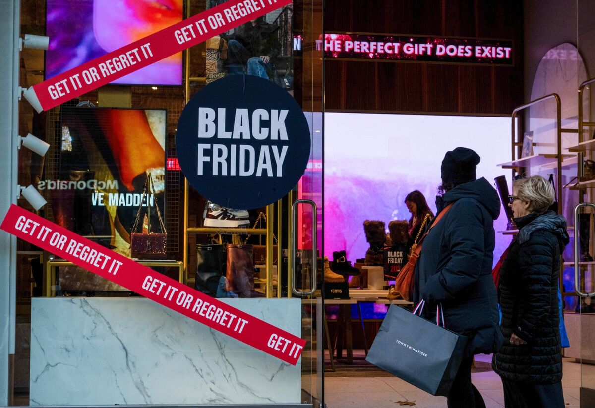 Giá cả tại Anh giảm bớt khi các nhà bán lẻ tung ra ưu đãi Black Friday