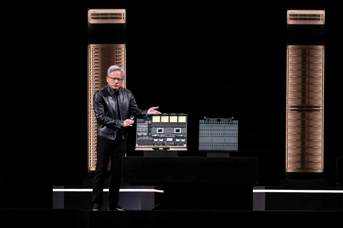 Cổ phiếu công nghệ châu Á lao dốc vì hệ thống máy chủ AI của Nvidia bị trì hoãn