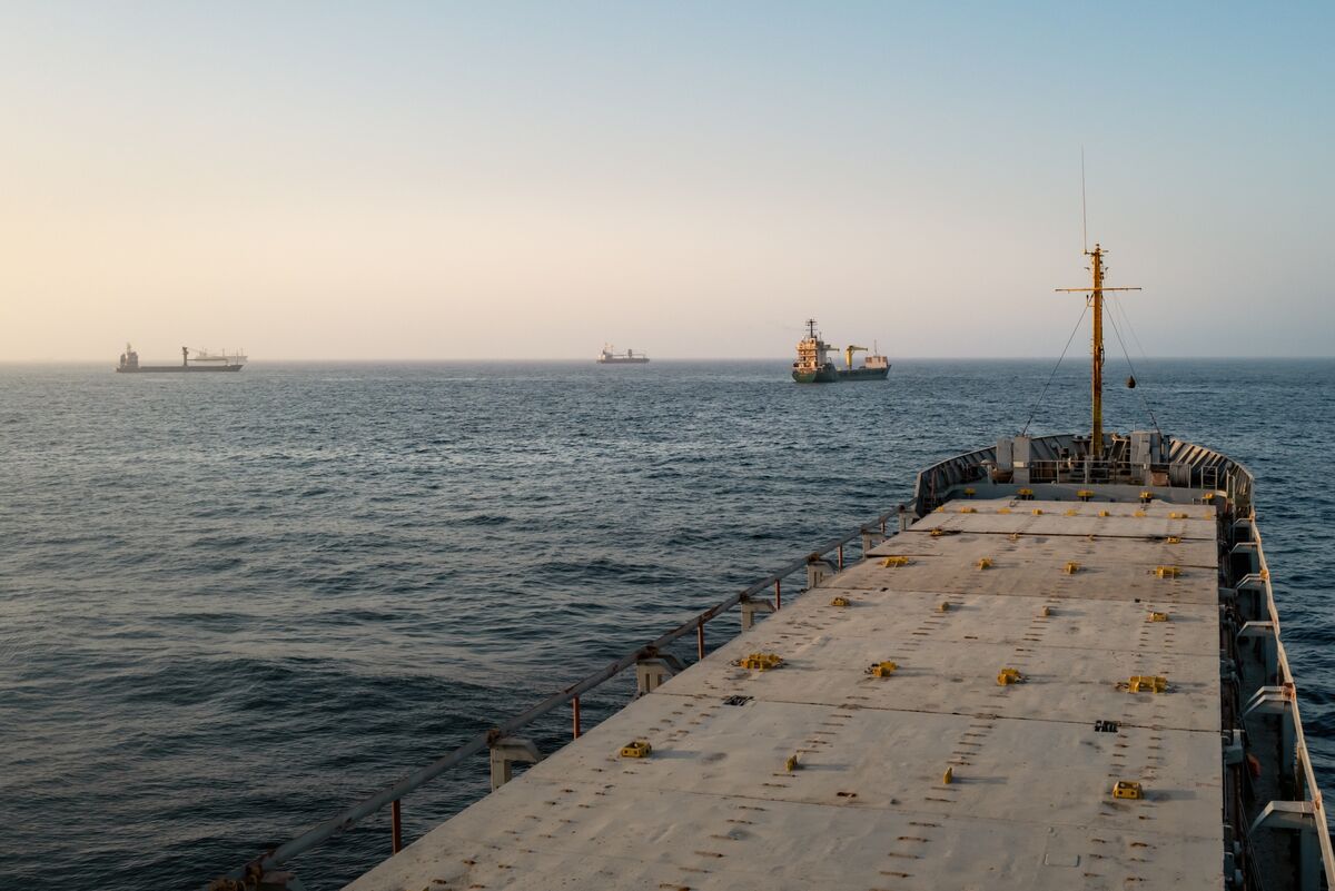 Lưu lượng tàu qua eo biển Hormuz gần như đình trệ sau các đợt không kích giữa Mỹ và Iran