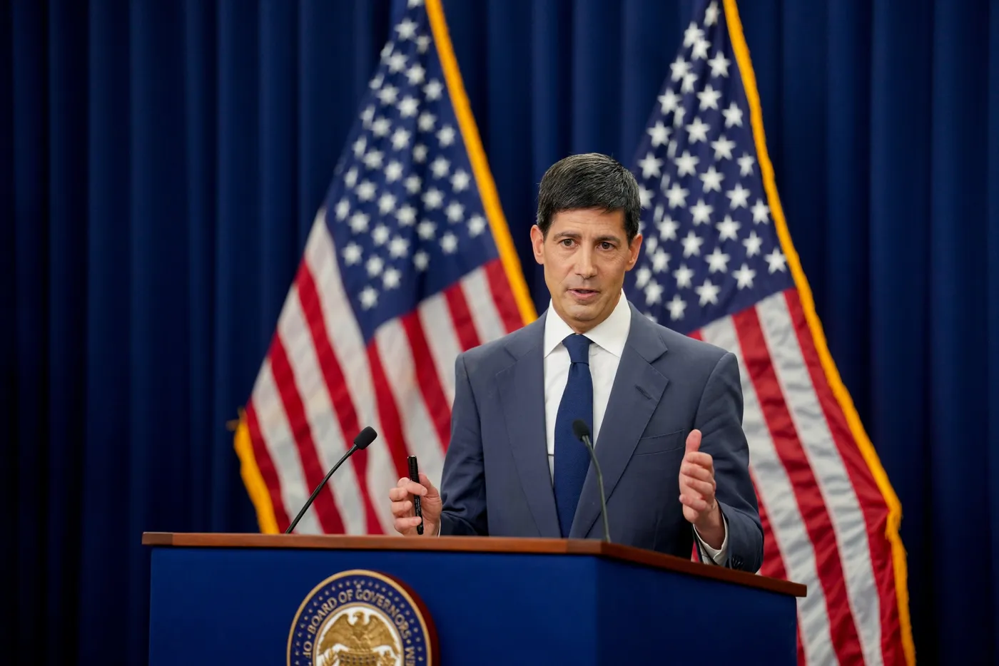 Chủ tịch Fed Kevin Warsh ghi điểm với giới kinh tế nhờ màn ra mắt “chuyên nghiệp và kiểm soát tốt”