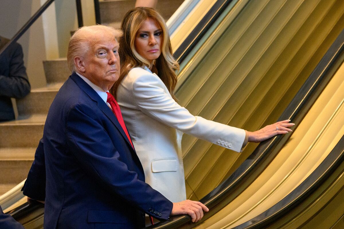 Sự cố thang cuốn của Trump tại LHQ gây bão mạng, dẫn đến điều tra và nghi ngờ