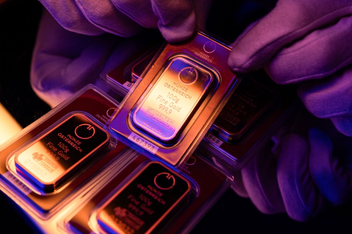 Vàng tiếp tục duy trì trên mức 5,000 USD sau khi Trump đe doạ áp thuế Hàn Quốc