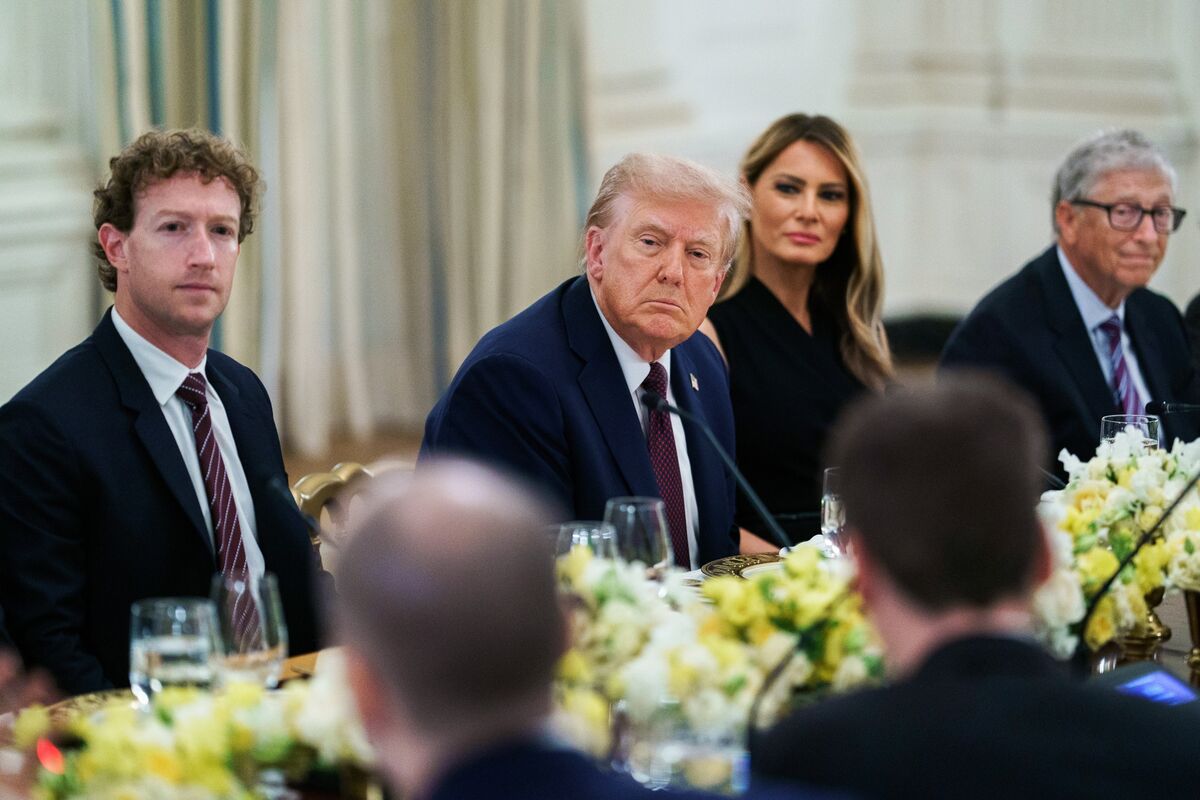 Trump nói sẽ áp thuế khá lớn lên chip trong thời gian sắp tới