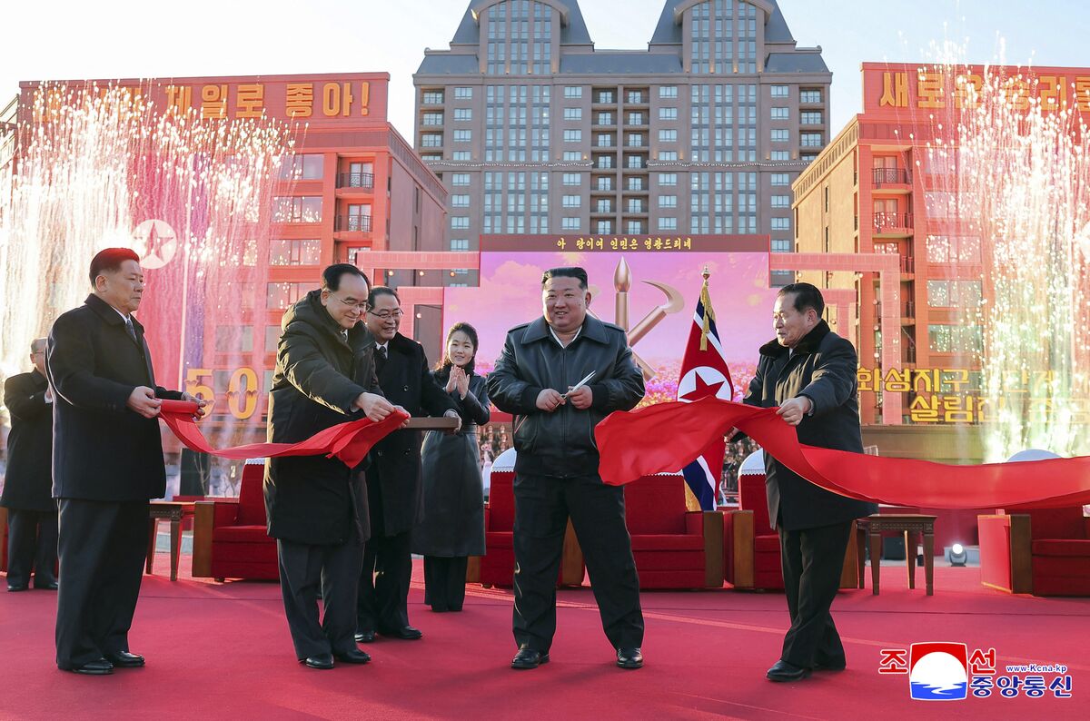 Kim Jong Un cam kết xây dựng thêm vũ khí hạt nhân, nhưng mở cửa cho Mỹ