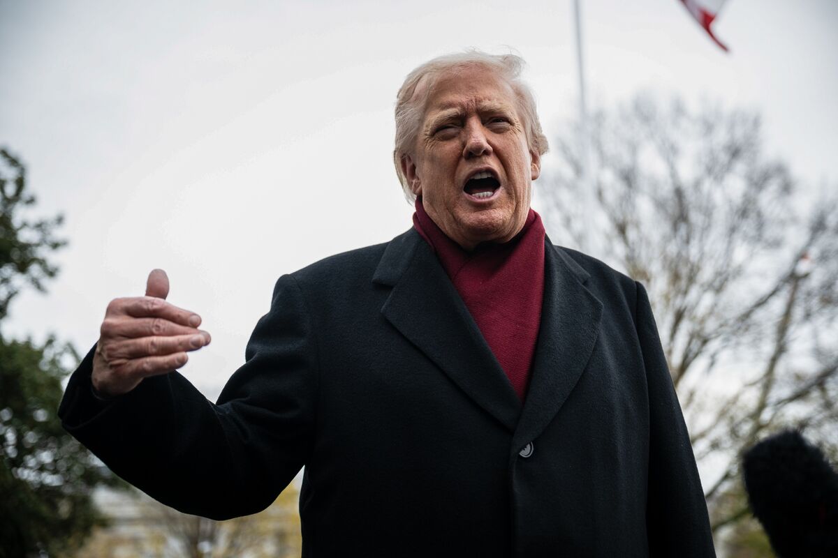 Donald Trump: Các mạng truyền hình không nên được phép 'mở rộng'