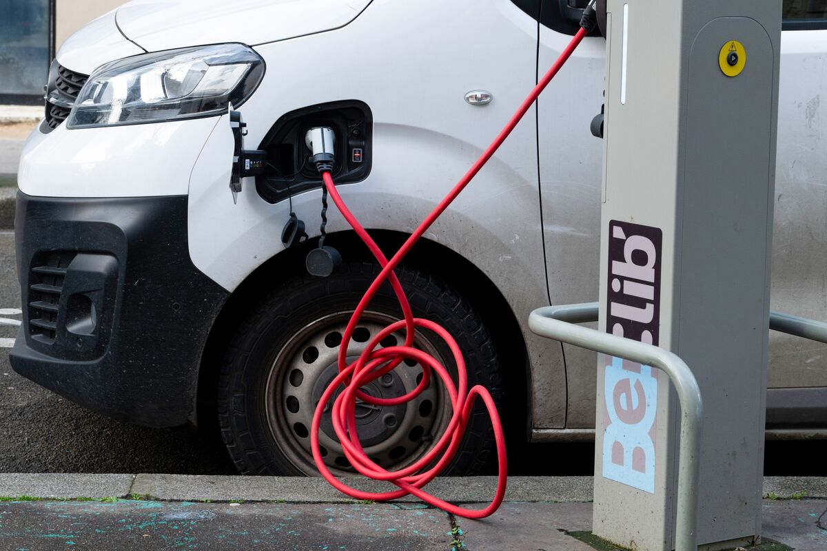 Doanh số bán xe châu Âu tiếp tục tăng khi EV và hybrid thu hút người tiêu dùng