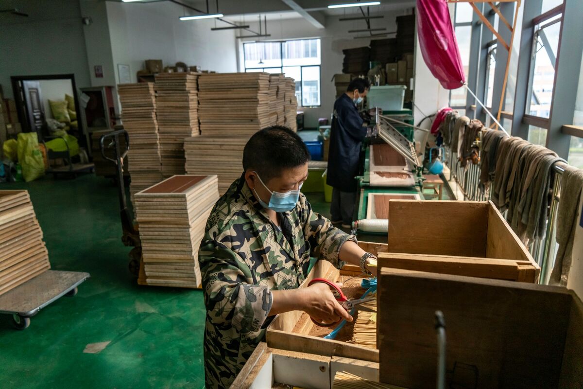 Hoạt động nhà máy Trung Quốc bất ngờ suy giảm trong tháng 7