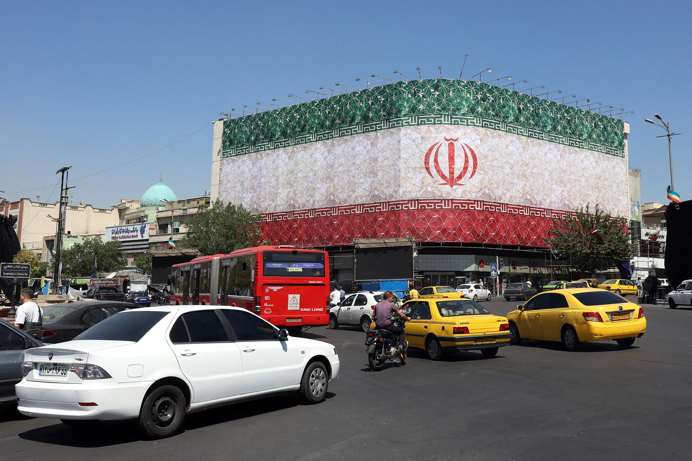 Chứng khoán tăng mạnh, dầu giảm sâu sau thỏa thuận hòa bình Mỹ - Iran