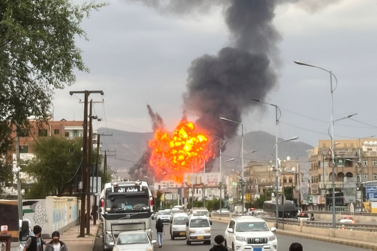 Israel tiến hành các cuộc không kích vào thủ đô Sanaa của Yemen