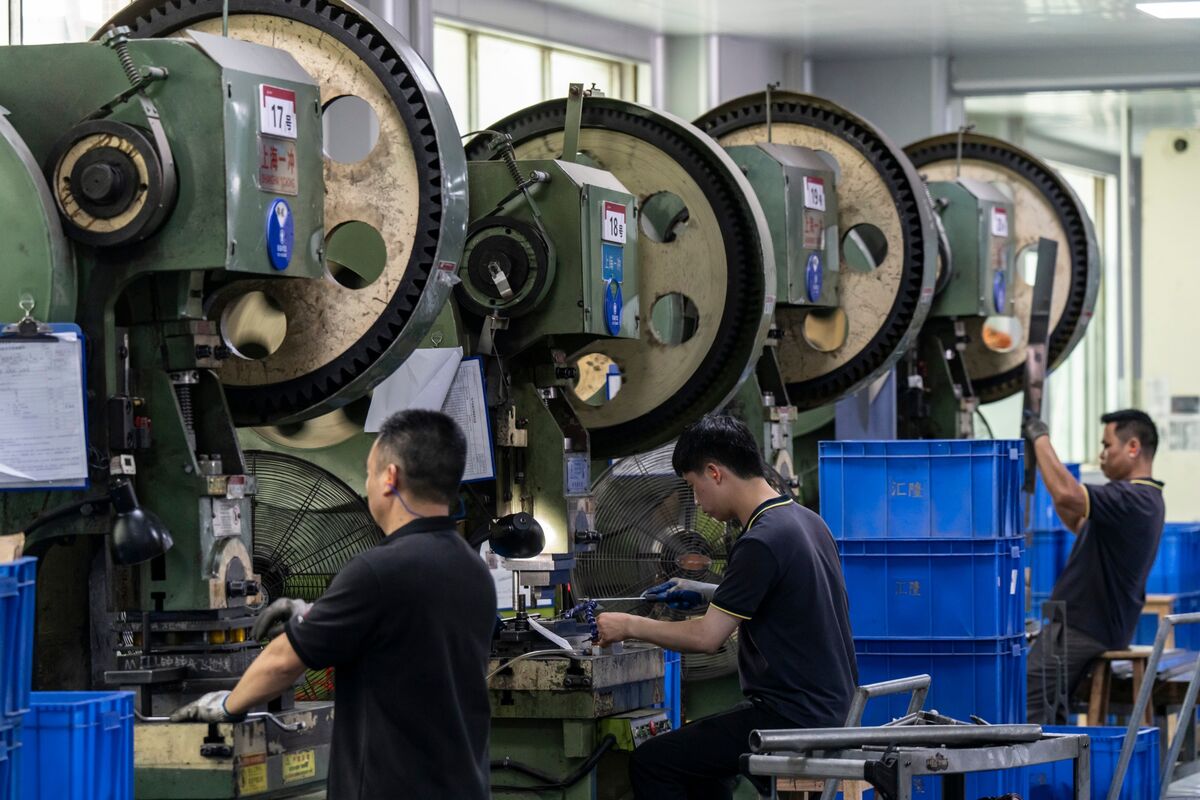 Hoạt động nhà máy tại Trung Quốc ghi nhận mức suy giảm dài nhất trong hơn 9 năm