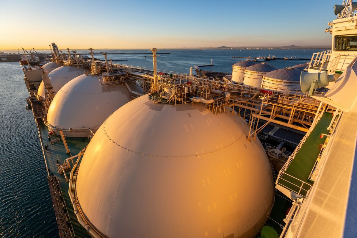 Tàu chở LNG tiến về eo biển Hormuz sau khi thỏa thuận Mỹ - Iran có hiệu lực