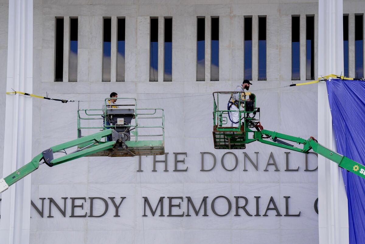 Trump bị kiện bởi Ủy viên trung tâm Kennedy vì đổi tên địa điểm