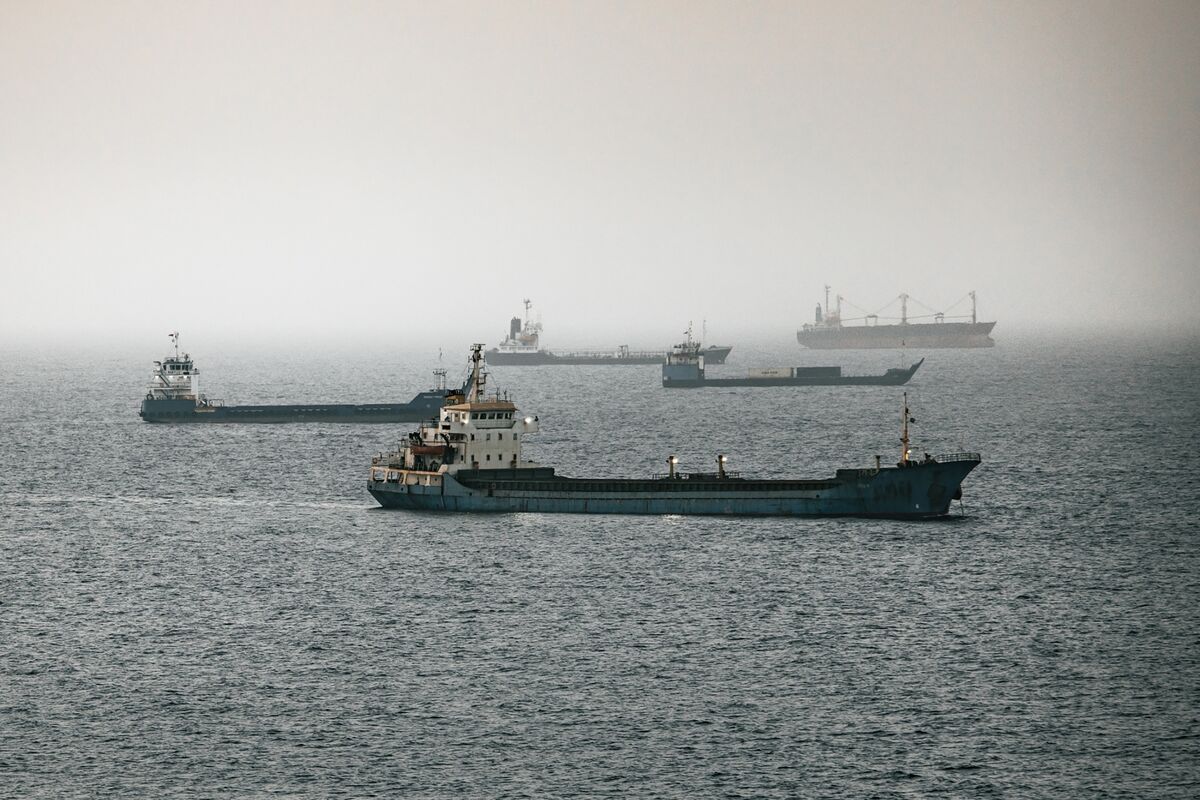 Giá dầu kéo dài đà giảm khi lưu lượng qua eo biển Hormuz tăng trở lại
