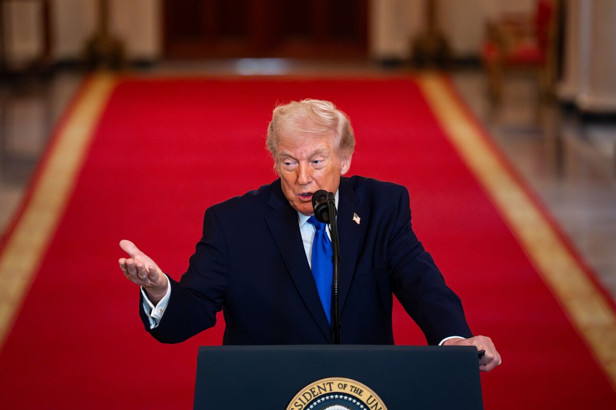 Trump lên kế hoạch điều tra thương mại mới để áp đặt lại thuế quan sau phán quyết của tòa án