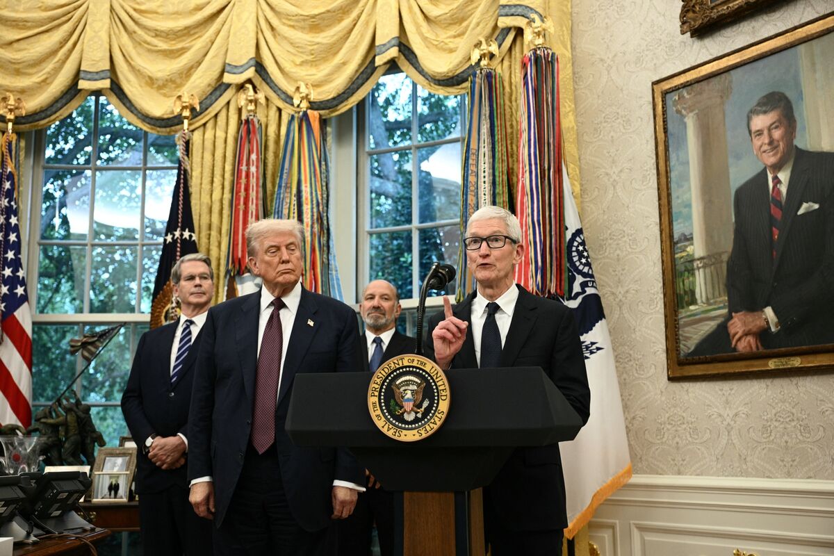 Trump dự kiến áp thuế 100% đối với bán dẫn, miễn trừ cho Apple và một số công ty khác