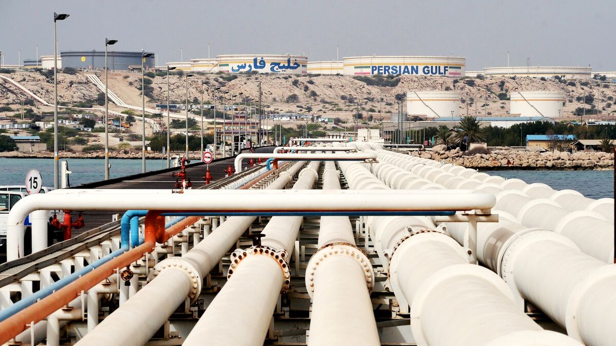 Giá dầu thô Iran giảm mạnh khi lượng hàng xuất khẩu qua Hormuz gia tăng