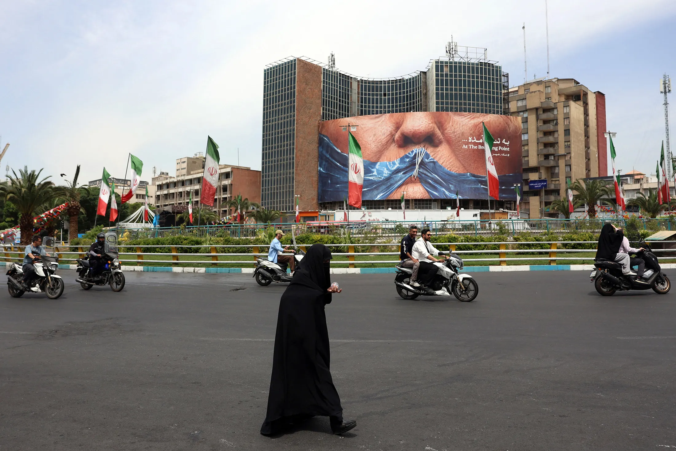 Chứng khoán tăng nhờ AI, dầu đi lên khi thỏa thuận Mỹ - Iran vẫn bế tắc