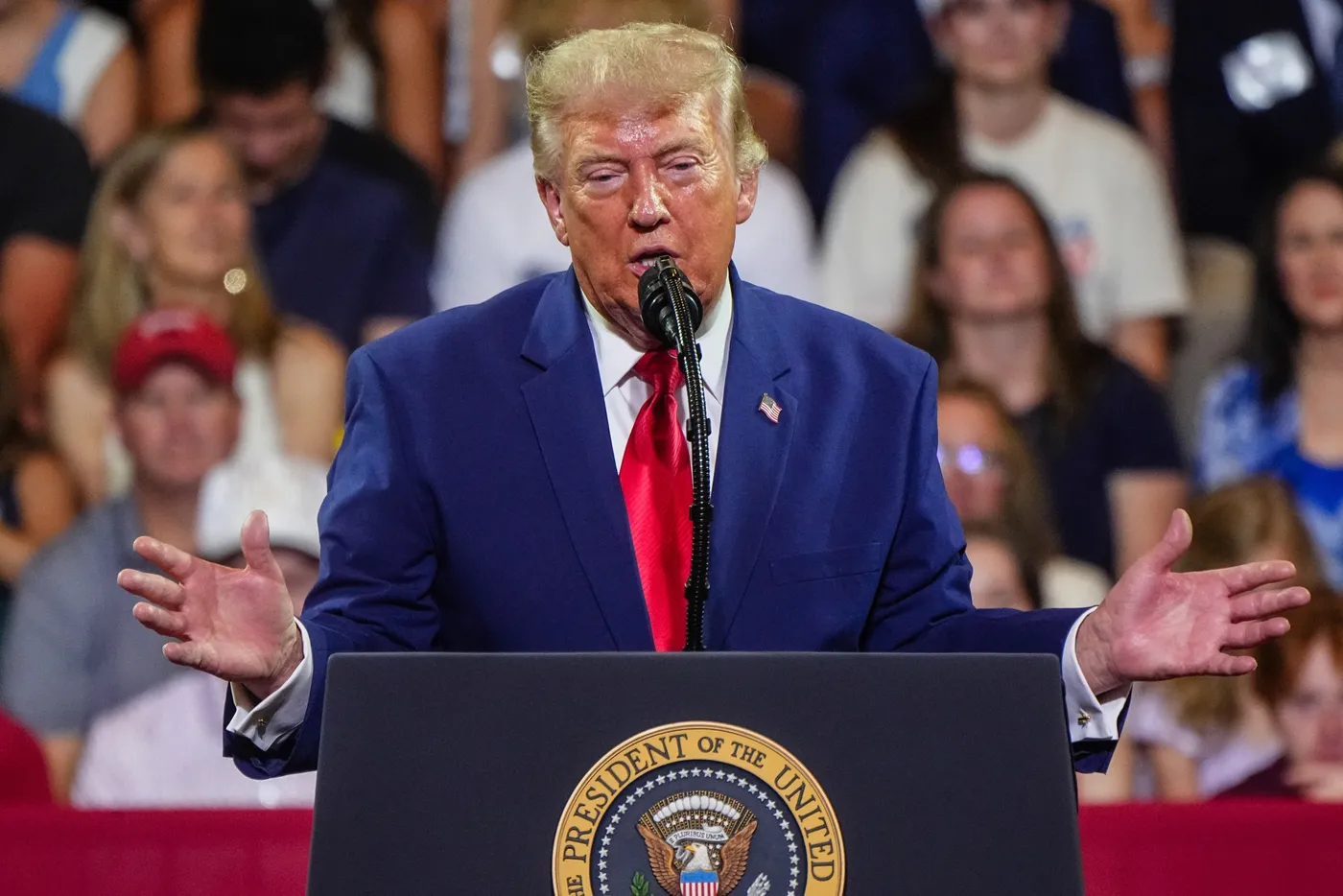 Ông Trump tuyên bố sẽ dùng tài sản của Iran để bồi thường thiệt hại về tàu thuyền do nước ngày gây ra