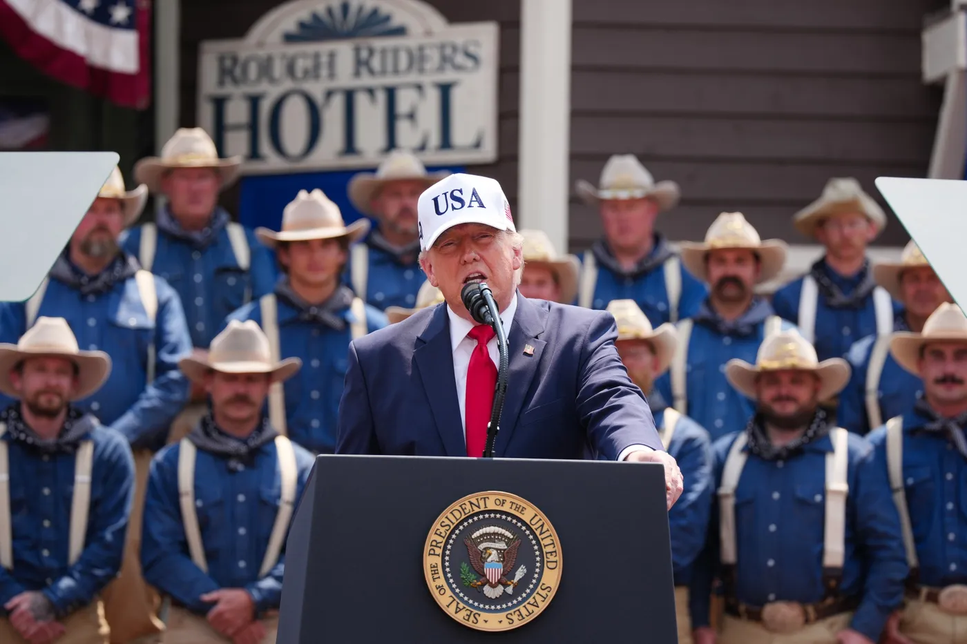 Ông Trump cho rằng cần có quy định xung quanh AI nhưng ở mức tối thiểu