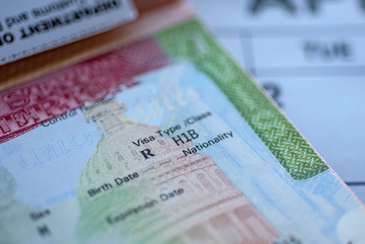 Trump tăng cường kiểm tra visa H-1B, lo ngại về 'kiểm duyệt người Mỹ'