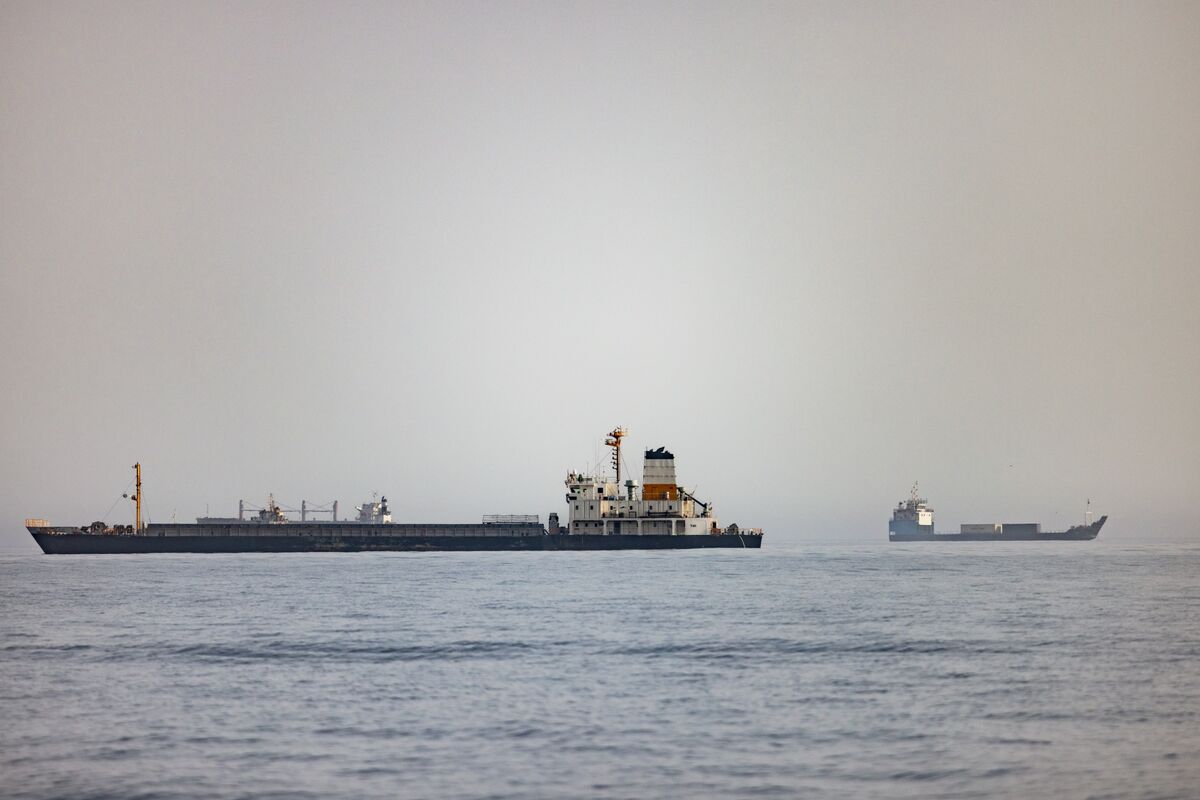 Tàu chở dầu vẫn thận trọng qua eo biển Hormuz sau hàng loạt vụ tấn công của Iran