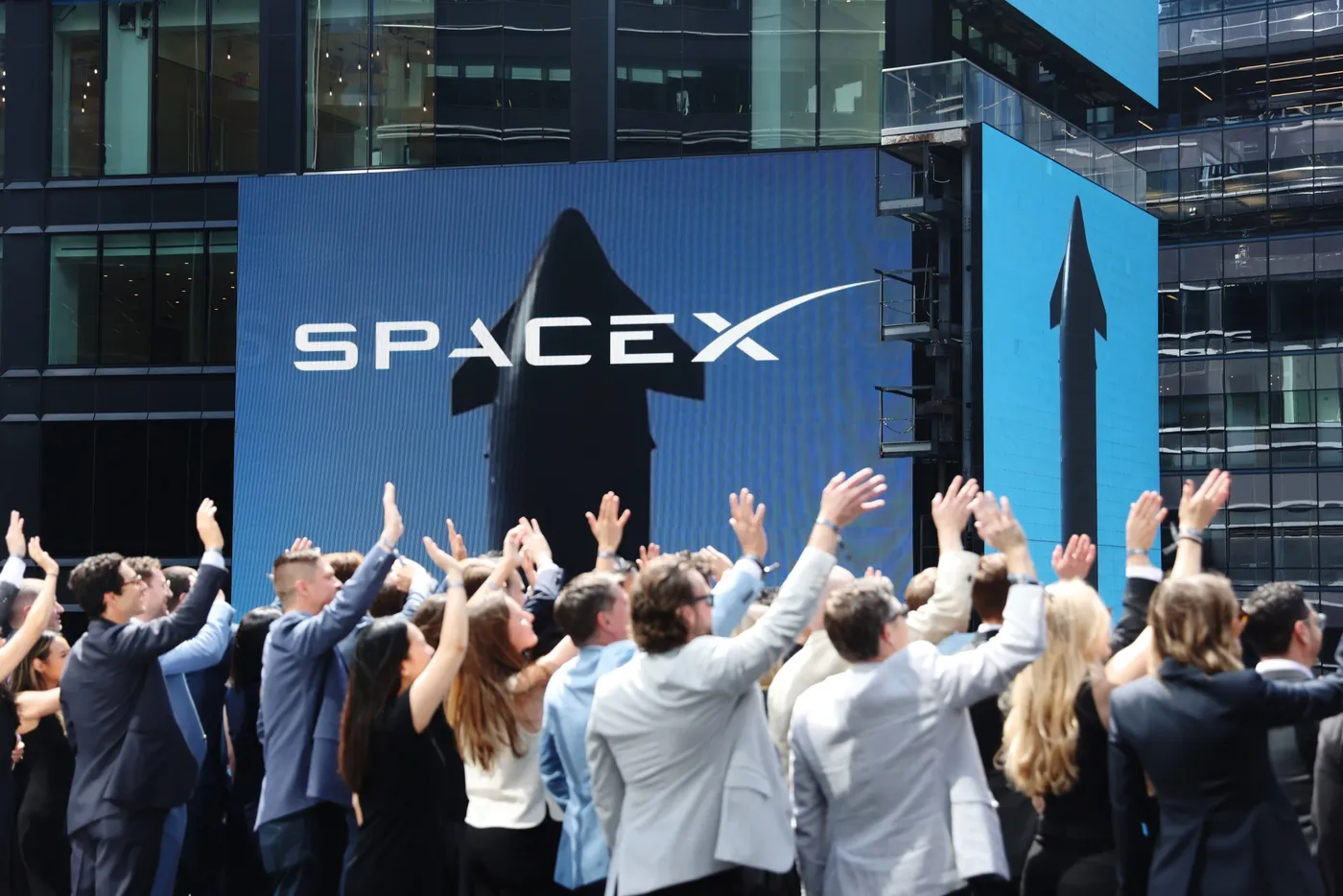 Cổ phiếu SpaceX lao dốc, chỉ còn cao hơn giá IPO 1 USD sau vài tuần niêm yết