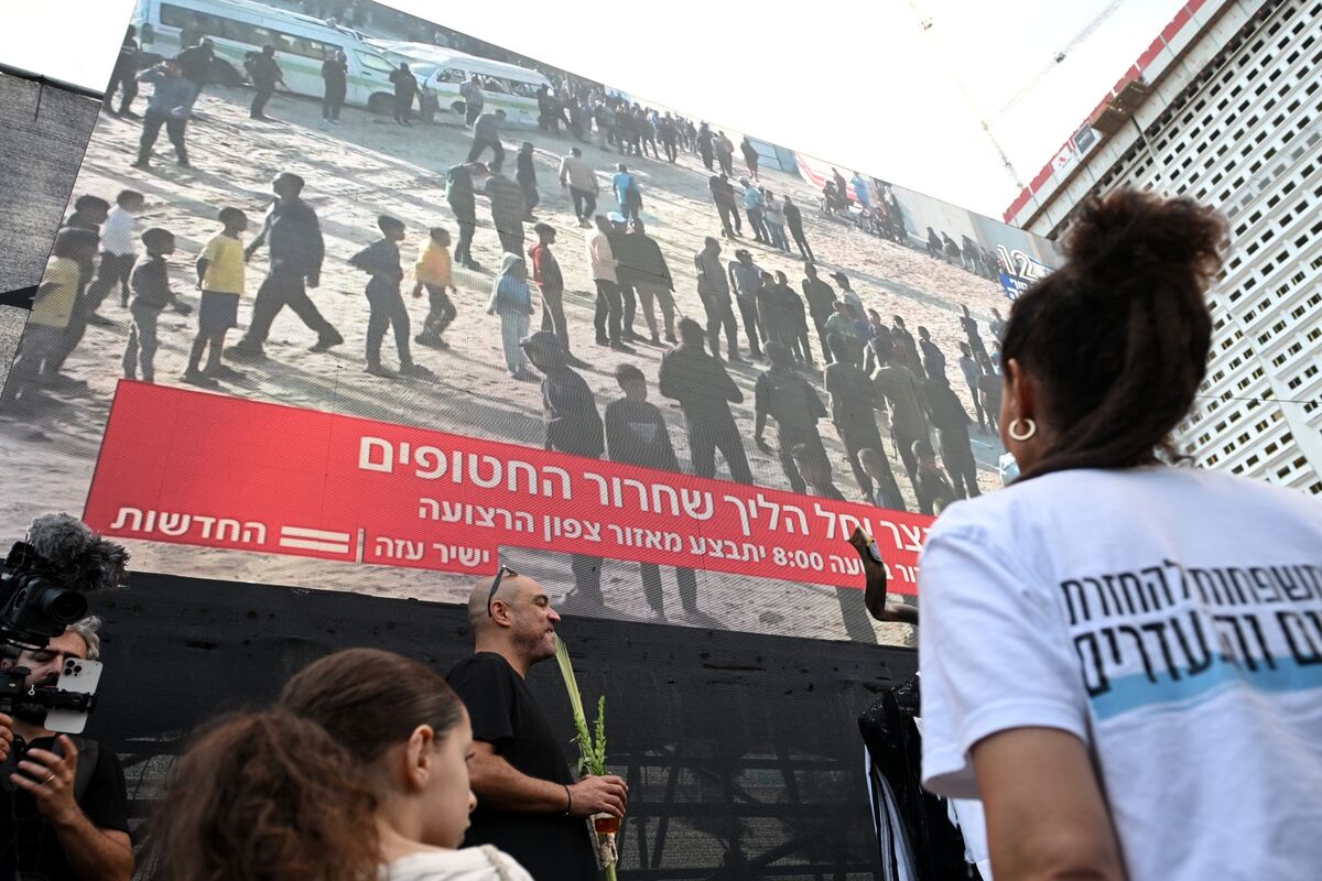 Hamas thả bảy con tin Gaza khi Trump đến Israel