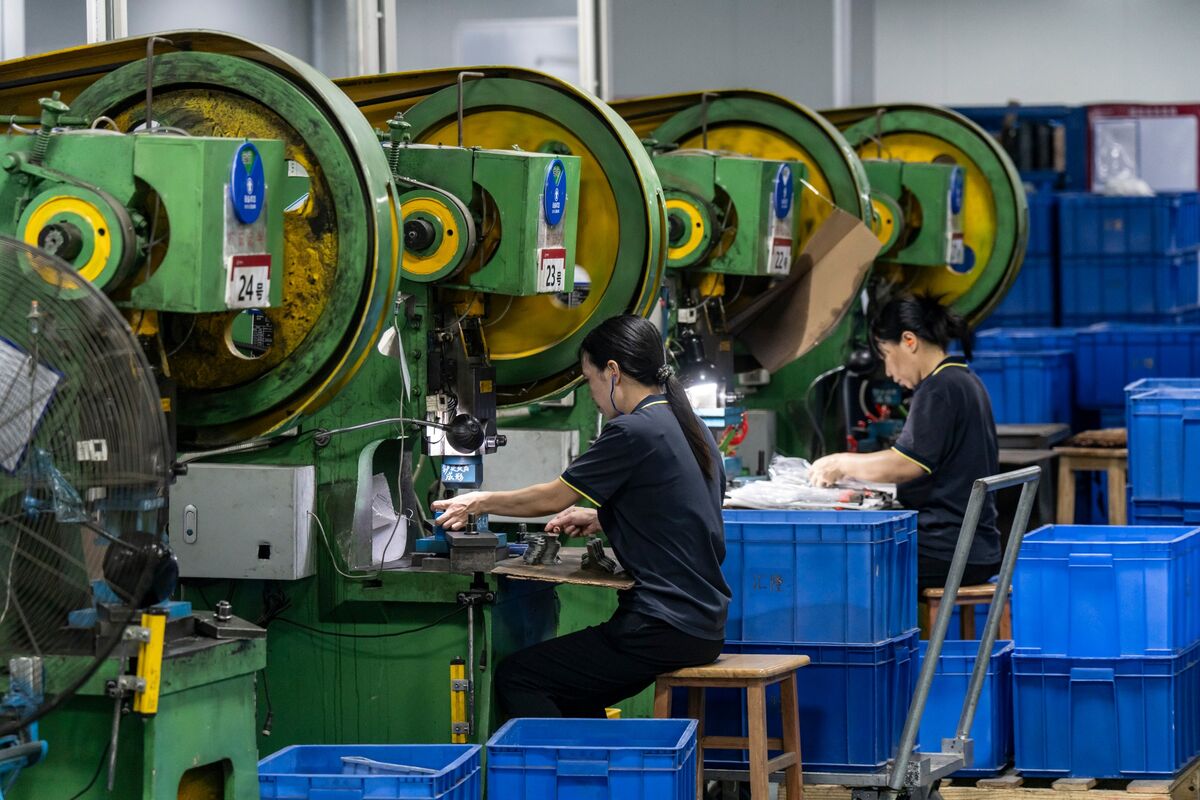 Lợi nhuận công nghiệp của Trung Quốc lao dốc do thuế quan Mỹ và nỗi lo giảm phát