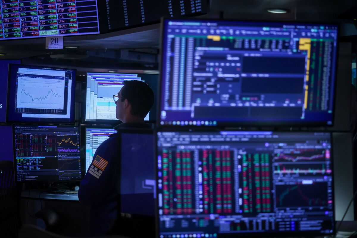 Các nhà giao dịch tìm kiếm manh mối đằng sau đợt đảo chiều lớn nhất của S&P kể từ tháng 4