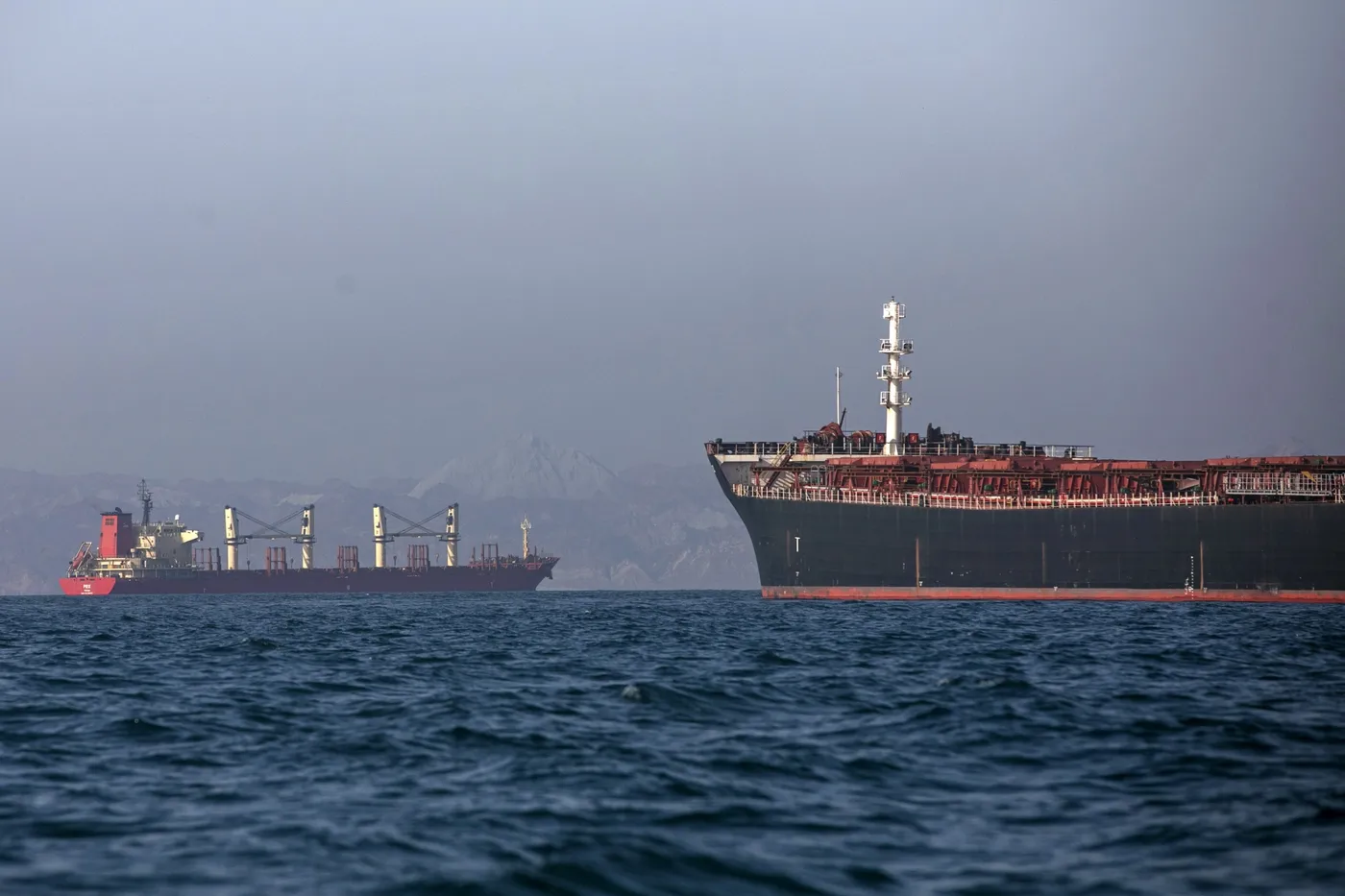 Mỹ tìm cách khơi thông eo biển Hormuz bằng phiên bản kín đáo của “Dự án Tự do”