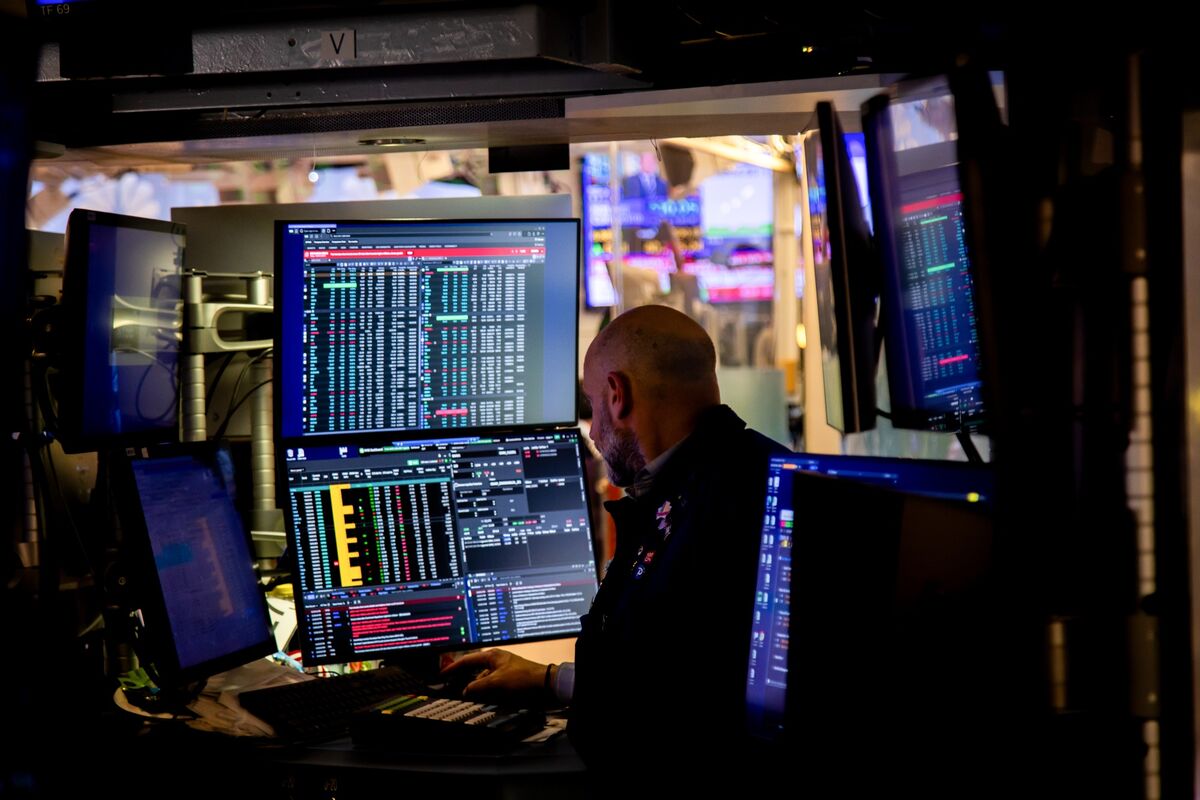 Wells Fargo khuyên mua cổ phiếu Mỹ và giảm tỷ trọng đối với thị trường mới nổi